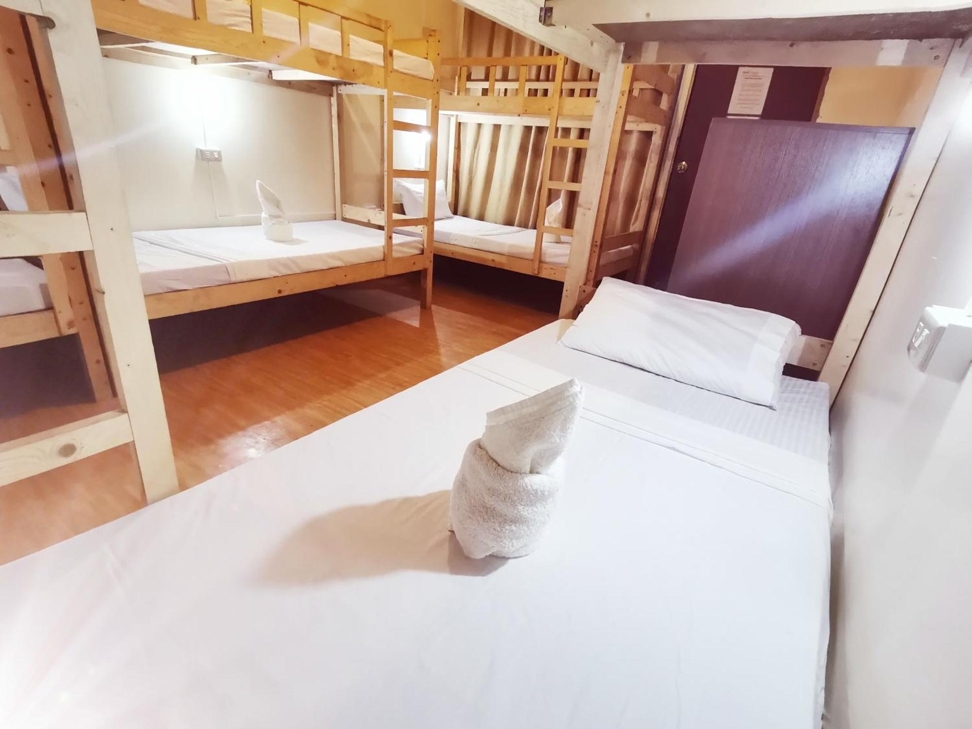 Coron Town Traveller'S Dormitory Bagian luar foto